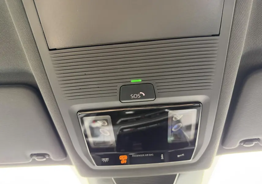 Vue en contre-plongée du plafonnier gris avec bouton SOS et voyants d'airbag passager du Volkswagen Tiguan 2025.