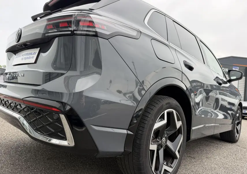 Vue 3/4 arrière droite du Volkswagen Tiguan gris métallisé avec jantes alliage 19 pouces et feux LED distinctifs.
