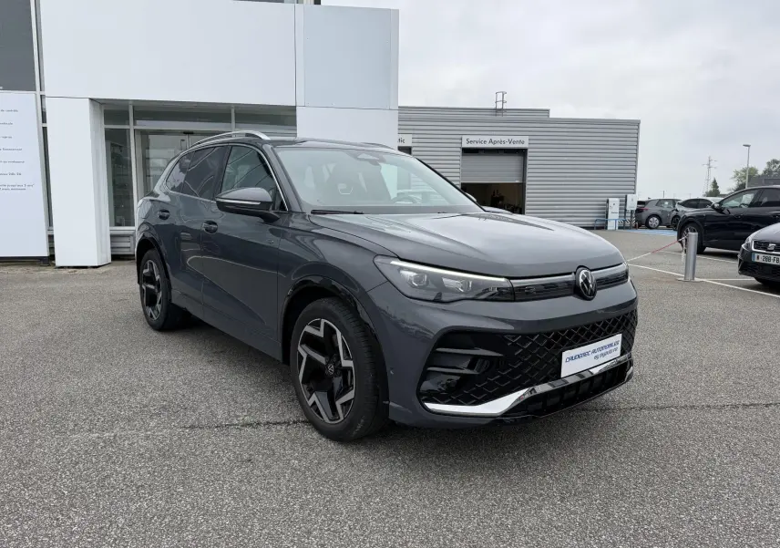 Volkswagen Tiguan 2025 gris métallisé en 3/4 avant droit avec jantes alliage et calandre R-Line distinctive.