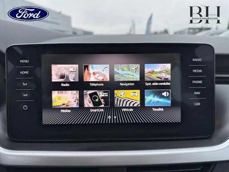 Écran tactile central du tableau de bord du Skoda Kamiq gris, affichant les menus multimédia et navigation