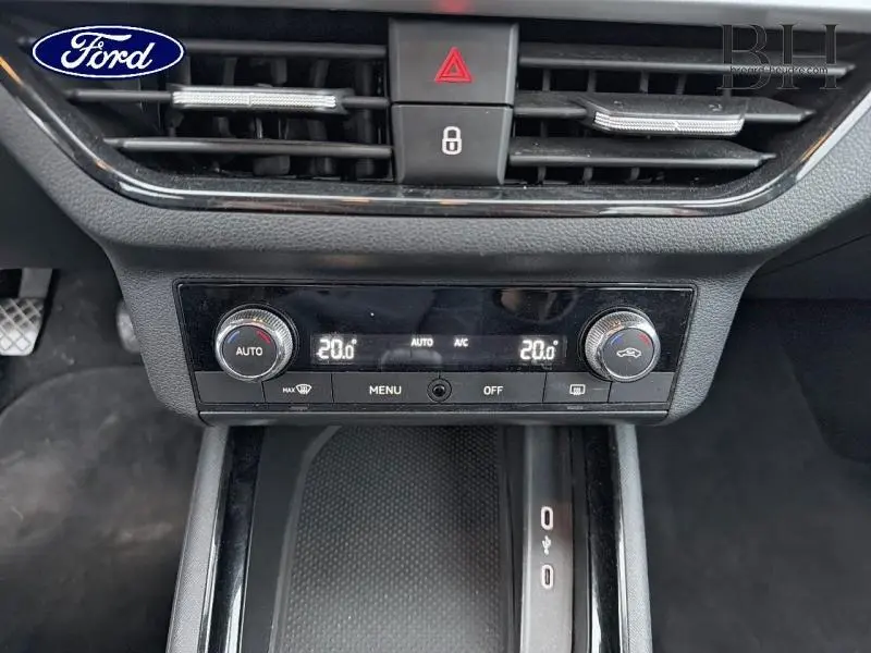 Tableau de bord noir avec climatisation automatique bi-zone et commandes centrales du Skoda Kamiq gris Météore 2021