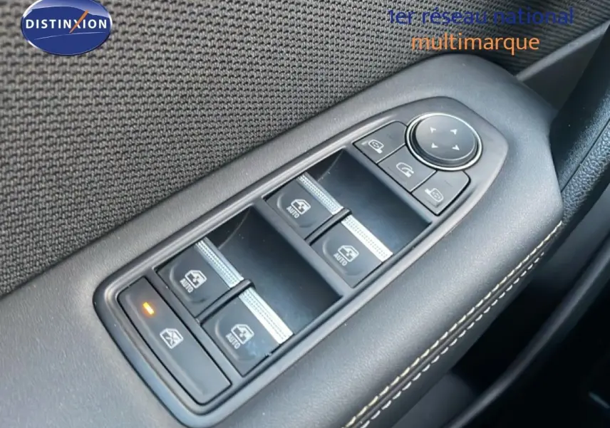 Gros plan sur les commandes des vitres électriques et rétroviseurs côté conducteur du Renault Symbioz 2025, finition Iconic.