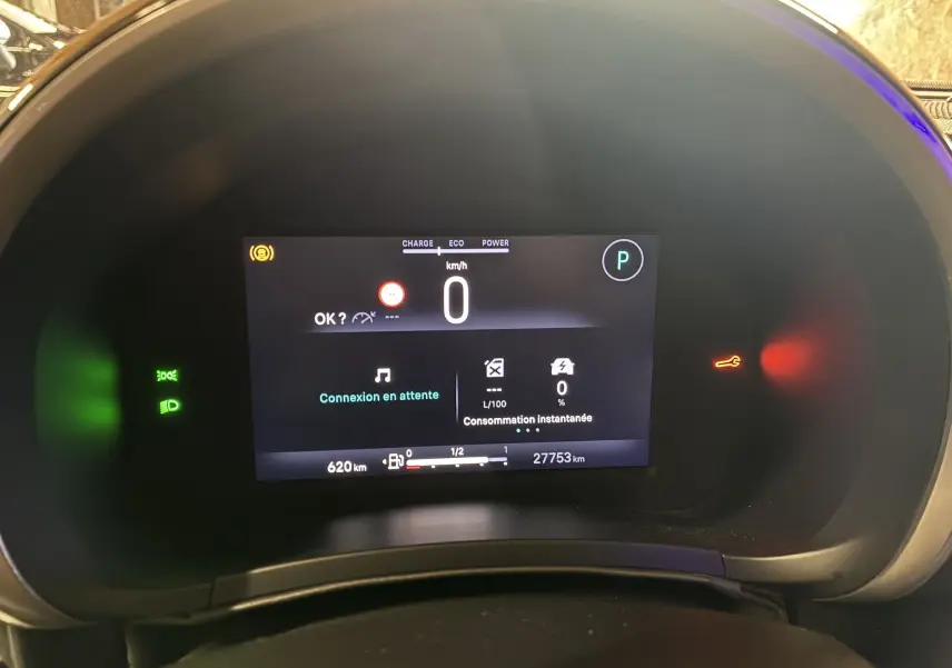 Affichage numérique du tableau de bord de la FIAT 600 rouge, montrant la vitesse à zéro et les voyants allumés.