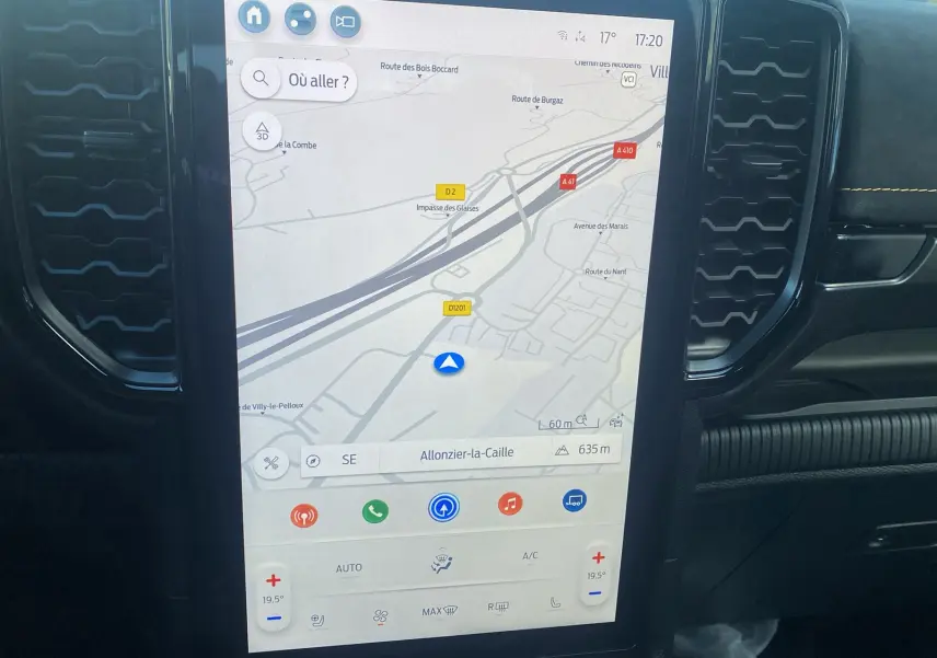 Écran tactile central du Ford Ranger 2025 gris carbone affichant la navigation GPS et les commandes climatisation.