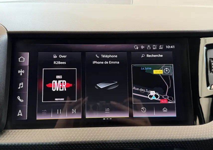 Écran tactile central de l'Audi A1 noir 2021 affichant musique, téléphone et navigation en vue frontale rapprochée.