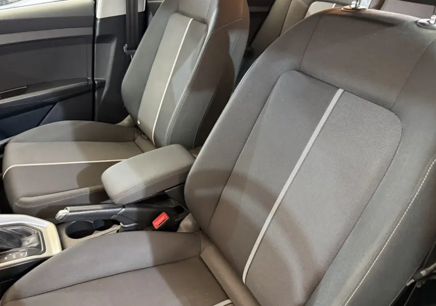 Vue rapprochée des sièges avant gris foncé avec bande claire centrale dans l’Audi A1 2021, côté conducteur.