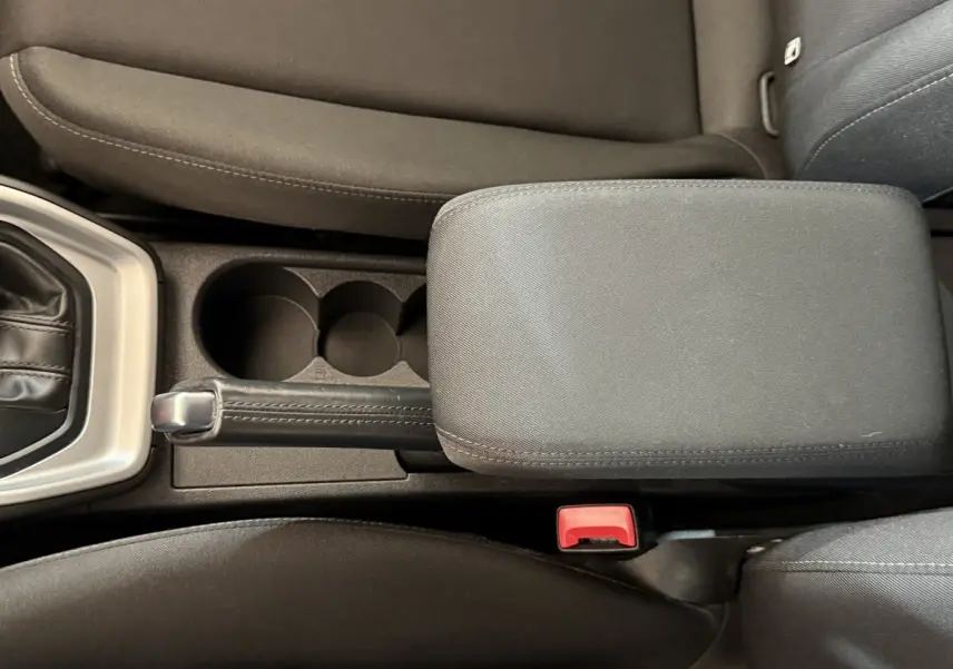 Vue intérieure en plongée du frein à main et accoudoir central noir de l'Audi A1 2021 finition Business Line.