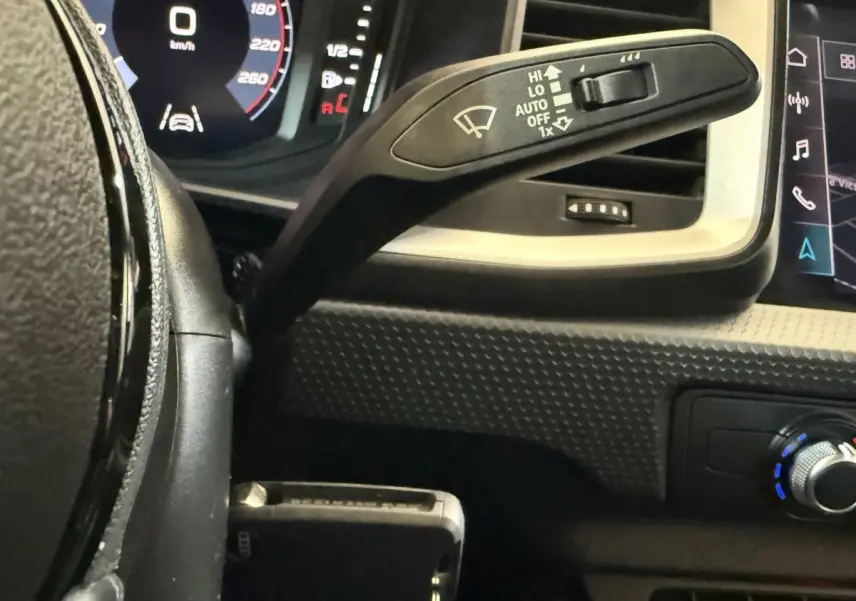 Gros plan sur le commodo d’essuie-glace côté gauche du tableau de bord noir de l’Audi A1 2021.