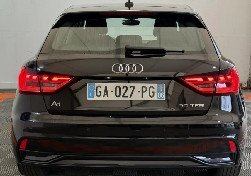 Vue arrière d'une Audi A1 noire 2021 avec feux LED allumés et plaques d'immatriculation françaises visibles