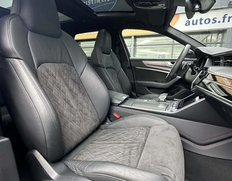 Intérieur noir de l'Audi RS6 Avant 2021, vue côté conducteur avec sièges sport en cuir et alcantara, toit ouvrant panoramique.