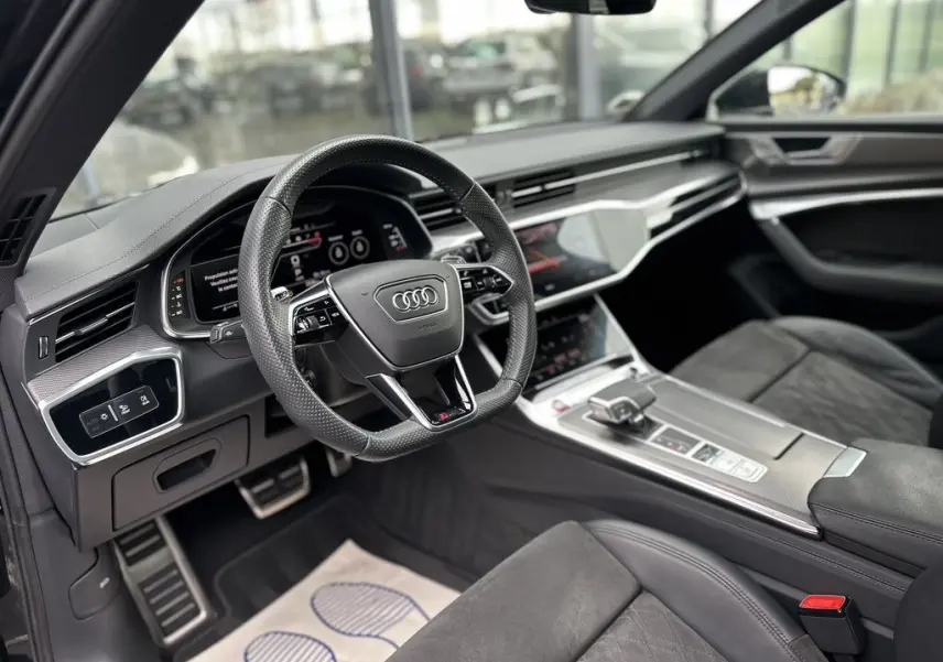 Intérieur noir de l'Audi RS6 Avant 2021 vu côté conducteur, avec volant sport et tableau de bord numérique.