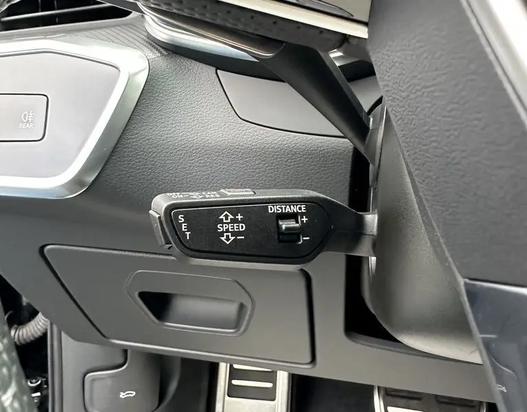 Détail du levier de régulateur de vitesse et pédales en aluminium dans l'habitacle d'une Audi RS6 Avant noire 2021