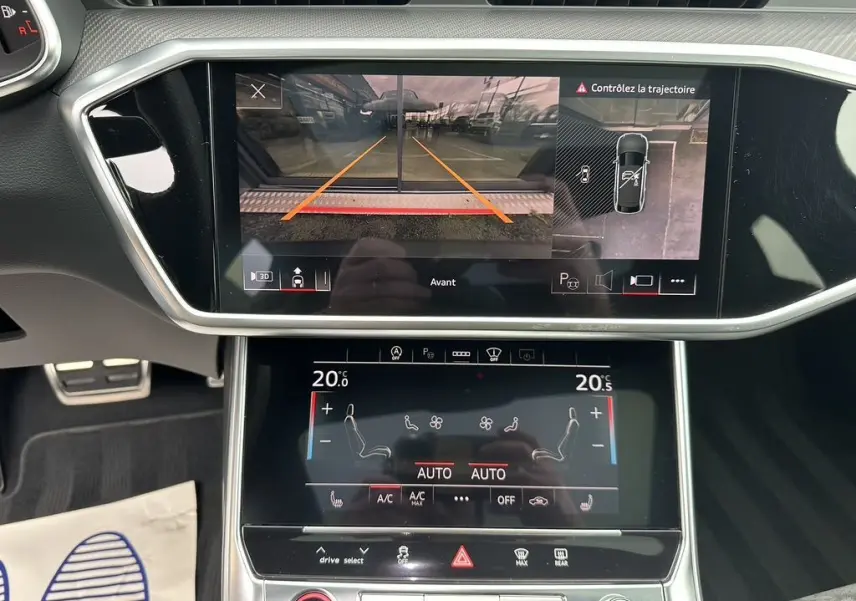 Vue intérieure du tableau de bord de l'Audi RS6 Avant 2021 avec écran de caméra avant et commandes climatisation tactile.