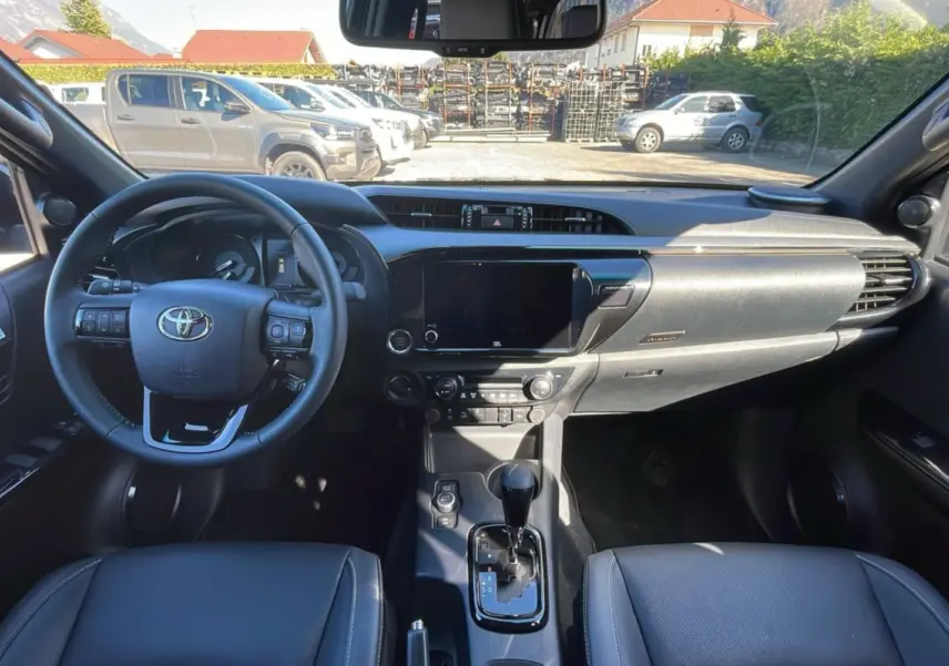Intérieur du Toyota Hilux 4x4 2025 en version Invincible, vue frontale du tableau de bord et volant noir.