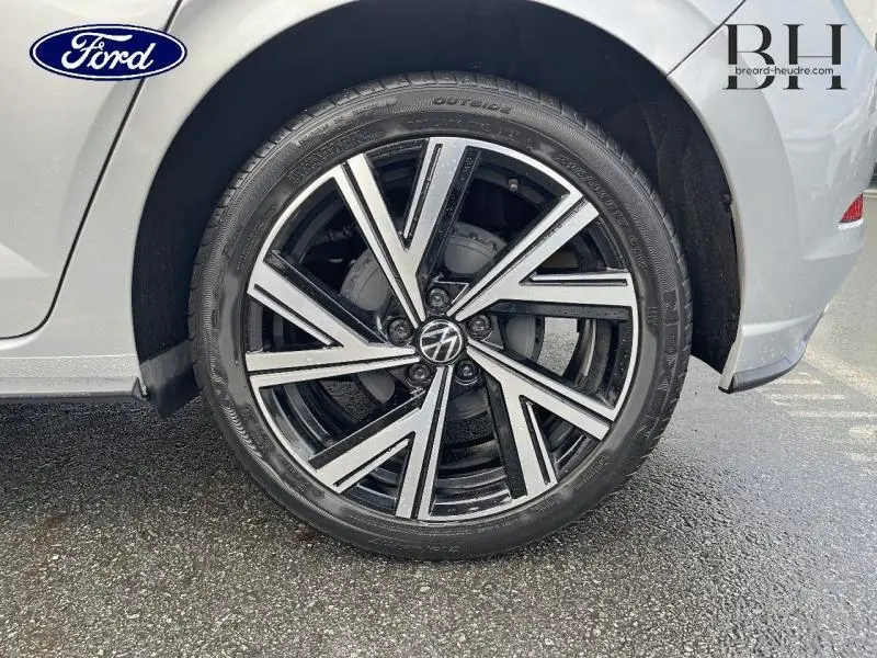 Gros plan sur la roue avant droite d'une Volkswagen Polo 2022 Reflet d'Argent métallisé avec jante alu noire et argentée.