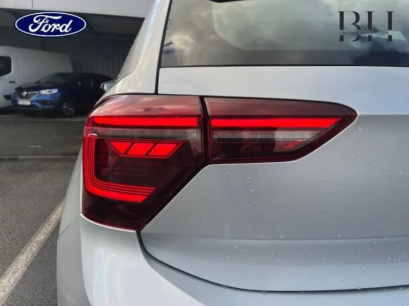 Feu arrière droit rouge vif d'une Volkswagen Polo 2022 Reflet d'Argent métallisé vue en gros plan arrière.