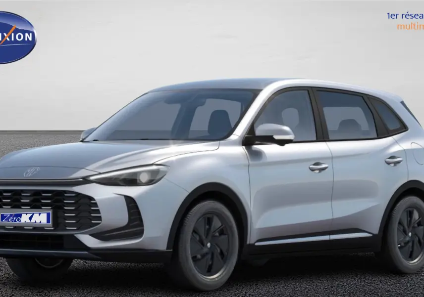MG ZS 2025 Cosmic Silver en 3/4 avant droit, avec calandre noire large et jantes noires aérodynamiques.