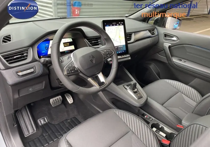 Intérieur avant droit de la Renault Symbioz 2026 gris Rafale Métal, avec tableau de bord numérique et écran tactile vertical.