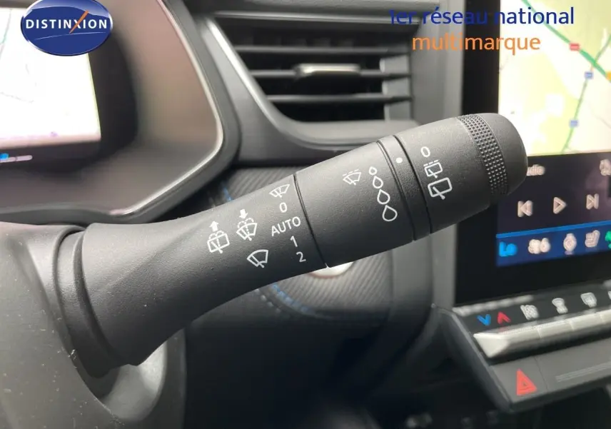 Gros plan sur la commande des essuie-glaces dans l’habitacle du Renault Symbioz 2026, avec écran tactile en arrière-plan.