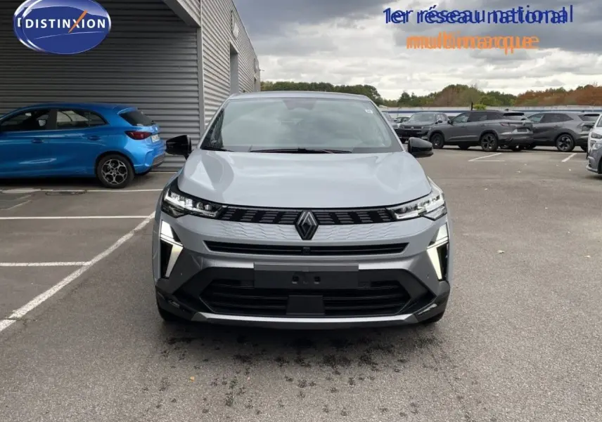 Vue frontale d'une Renault Symbioz gris Rafale métal avec éclairage LED et calandre moderne sur fond neutre.