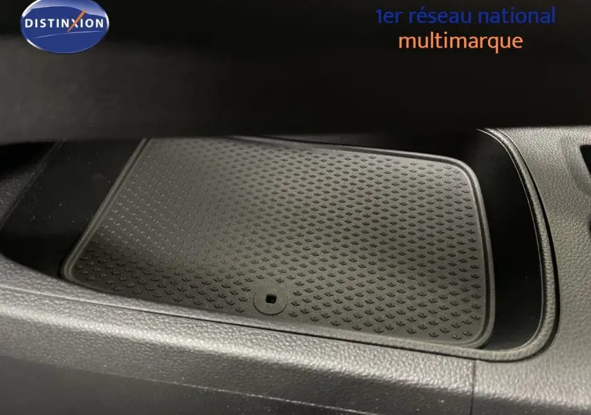 Gros plan sur le rangement intérieur avec tapis antidérapant noir du Renault Symbioz gris Rafale métal, version hybride 2026.