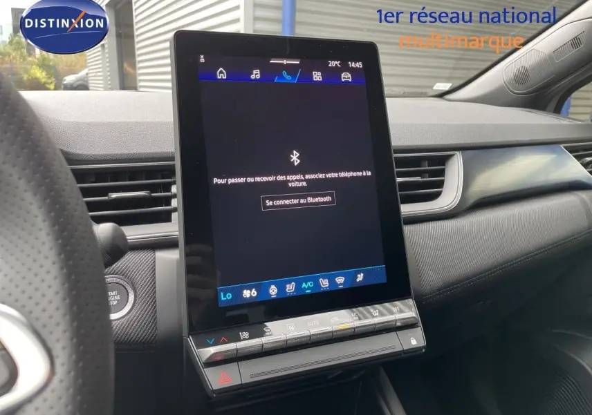 Vue intérieure centrée sur l'écran tactile vertical du tableau de bord du Renault Symbioz gris Rafale Metal.