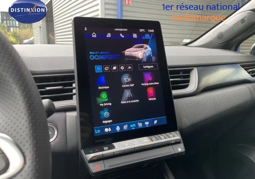 Vue intérieure du tableau de bord du Renault Symbioz 2026 avec écran tactile central vertical affichant les réglages de conduite.