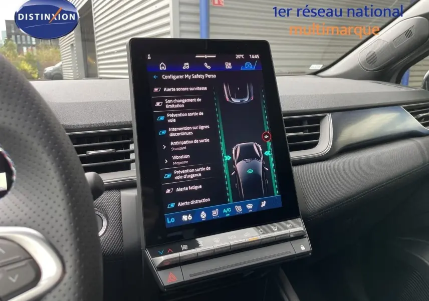 Vue intérieure du tableau de bord du Renault Symbioz gris Rafale Métal, avec écran tactile central affichant les aides à la conduite.