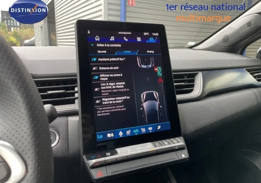 Vue intérieure centrée sur l'écran tactile vertical du tableau de bord de la Renault Symbioz gris Rafale Métal, avec détails des aides à la conduite.
