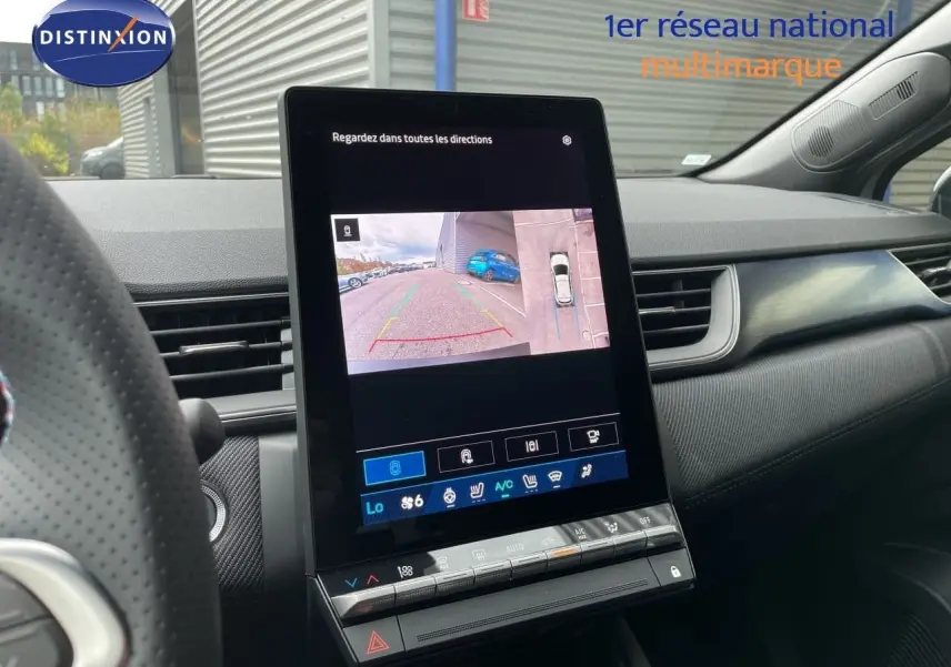 Vue intérieure centrée sur l'écran tactile affichant la caméra 360, avec tableau de bord et volant partiel d'une Renault Symbioz gris Rafale.