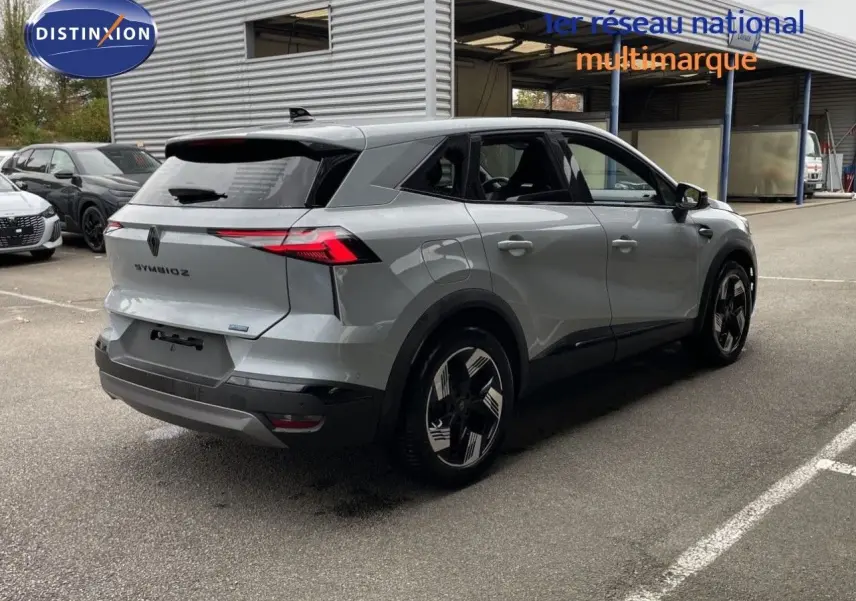 Renault Symbioz gris Rafale métal en 3/4 arrière droit, mettant en valeur ses feux LED fins et ses jantes bicolores.