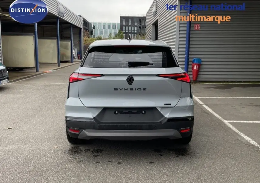 Vue arrière d'une Renault Symbioz gris Rafale Métal 2026 avec feux LED fins et plaque Zero KM visible.