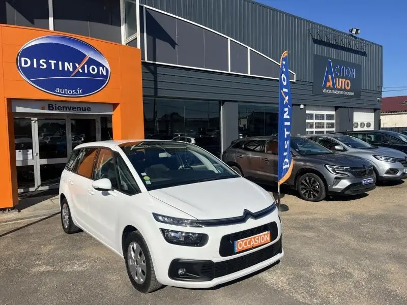 Citroën Grand C4 Spacetourer blanc banquise vu en 3/4 avant sur parking devant concession Distinxion.
