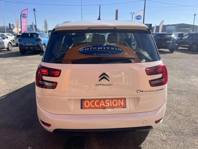 Vue arrière d'un Citroën Grand C4 Spacetourer blanc Banquise avec plaque "OCCASION" en concession.
