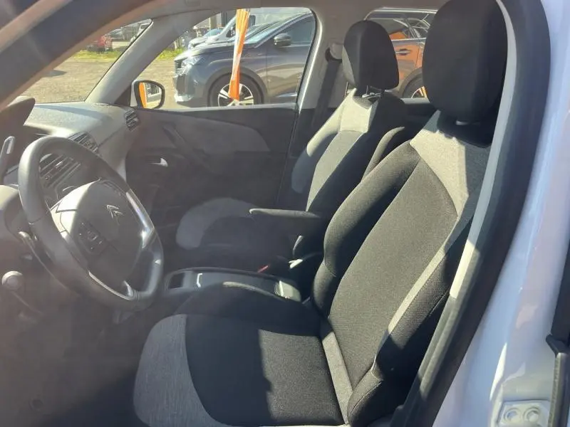 Intérieur côté conducteur du Citroën Grand C4 Spacetourer blanc, sièges tissu gris Milazzo et volant multifonction.