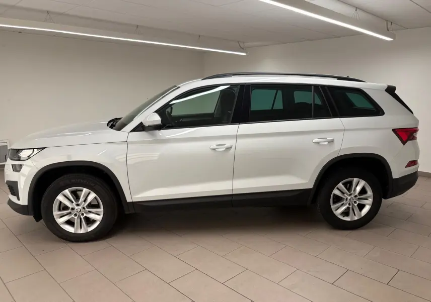 Profil côté gauche du SUV blanc SKODA KODIAQ 2022 avec jantes alliage et attelage escamotable visible à l'arrière.