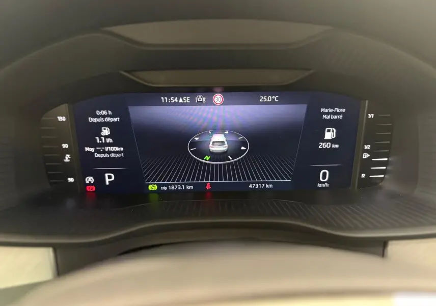 Affichage du tableau de bord numérique du Skoda Kodiaq 2022, vue frontale centrée sur l'écran Digital Cockpit.