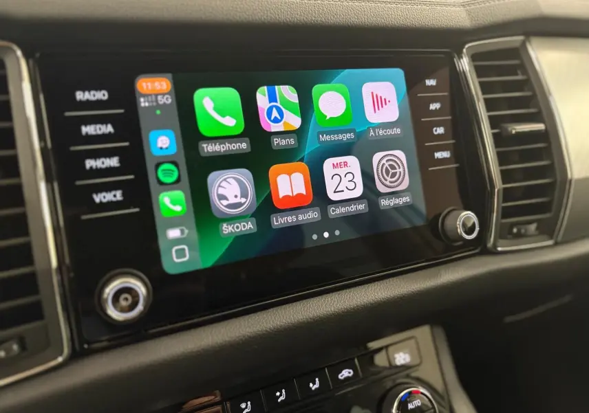 Écran tactile central du Skoda Kodiaq 2022 affichant les applications connectées, entouré de commandes noires.
