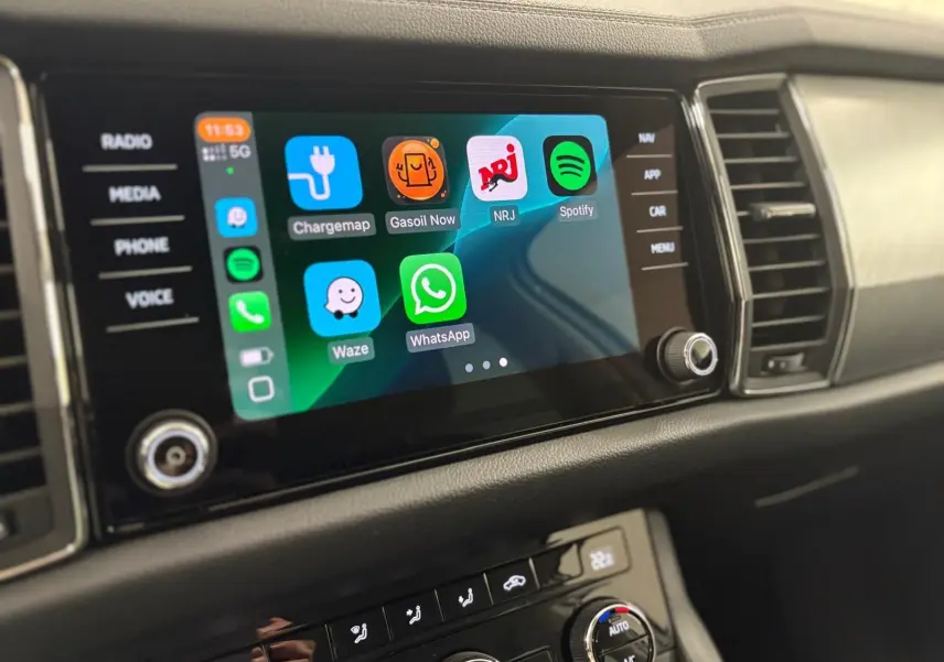 Écran tactile central du Skoda Kodiaq 2022 affichant des applications connectées, avec commandes de climatisation en dessous.