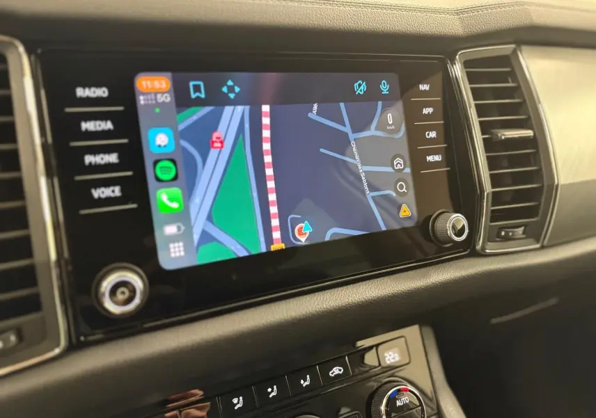 Écran tactile central du Skoda Kodiaq 2022 affichant la navigation, avec commandes multimédia et climatisation visibles.
