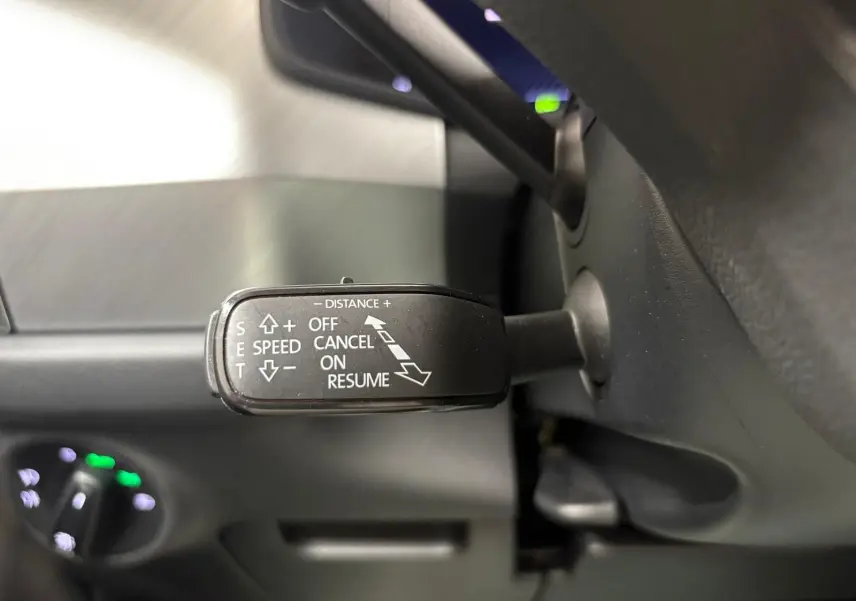 Le levier de commande du régulateur de vitesse du Skoda Kodiaq 2022, vue intérieure côté gauche du volant.