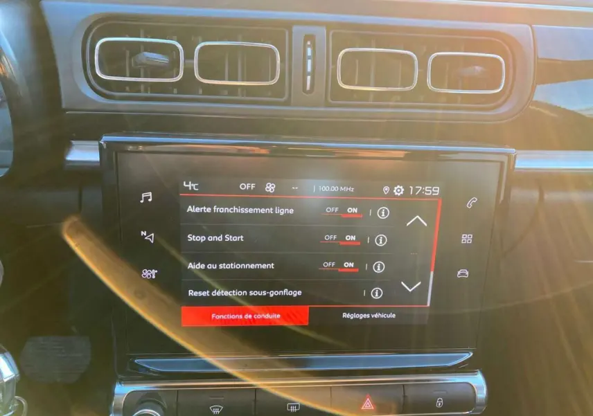 Vue rapprochée de l'écran tactile central et des aérateurs rectangulaires du tableau de bord de la Citroën C3 Shine 2023.