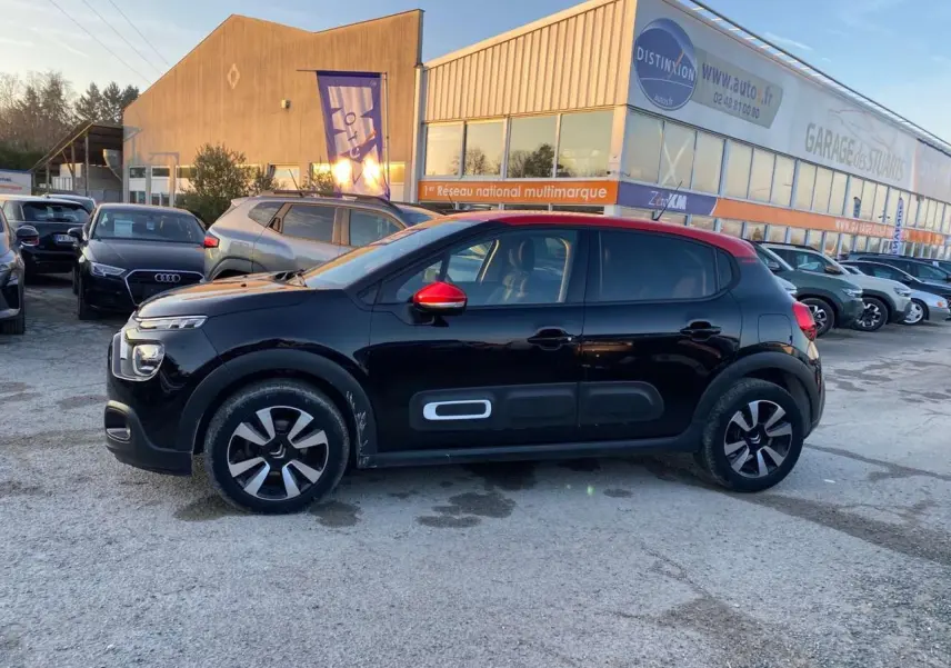 Citroën C3 Shine 2023 noir avec toit rouge, vue profil côté gauche sur parking extérieur.