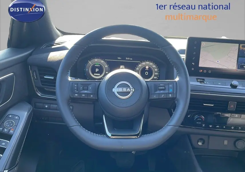 Vue centrée sur le volant et le tableau de bord numérique du Nissan Qashqai 2025 avec écran tactile et commandes intégrées.