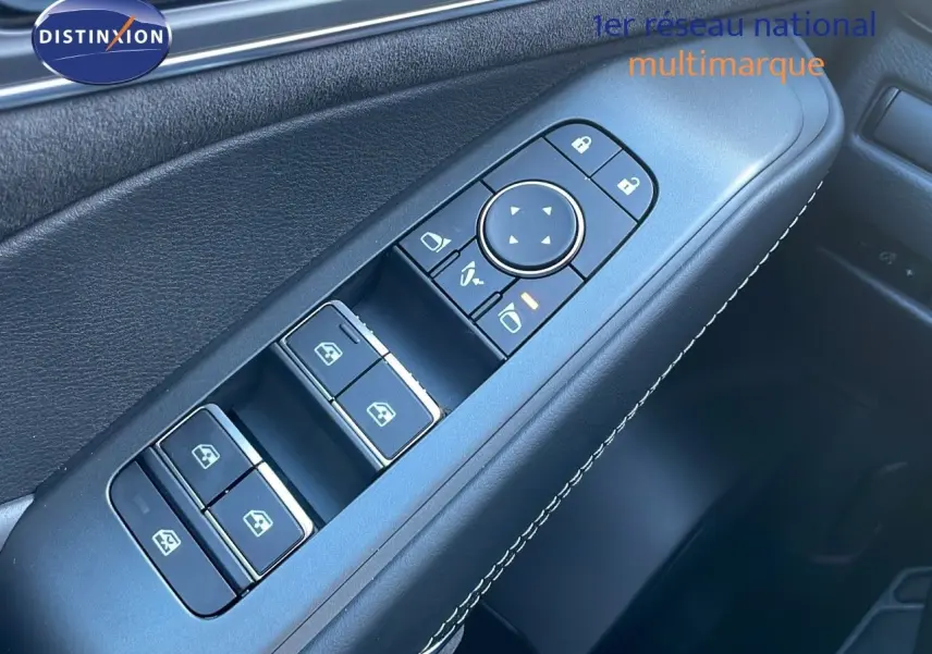 Gros plan sur les commandes de lève-vitres et rétroviseurs du côté gauche intérieur du Nissan Qashqai gris céramique toit noir.