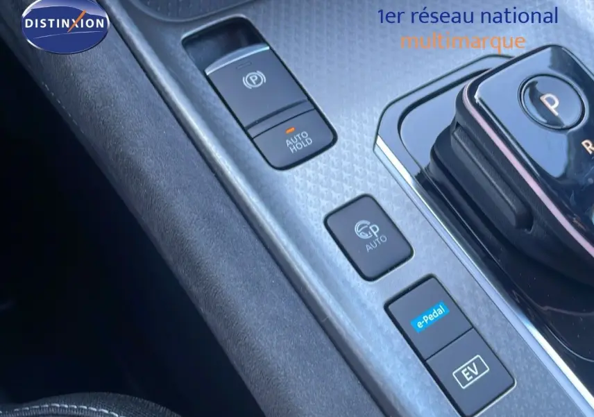 Gros plan sur la console centrale du Nissan Qashqai 2025 avec commandes e-Pedal et frein électrique.