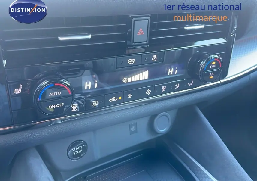 Détail de la console centrale du Nissan Qashqai 2025 avec commandes climatisation digitale et bouton start-stop.