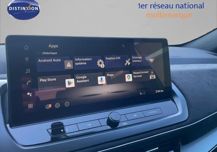 Écran tactile central du Nissan Qashqai 2025 affichant les applications Android Auto et GPS, intérieur moderne gris.