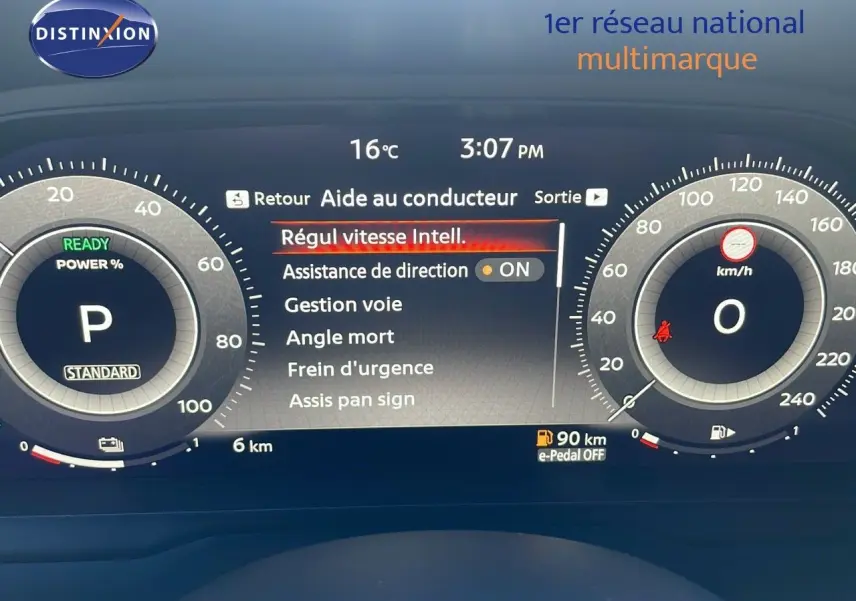Tableau de bord numérique du Nissan Qashqai 2025 affichant l'aide au conducteur et la vitesse à zéro.