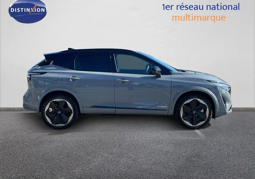 Profil droit du Nissan Qashqai 2025 gris céramique métal avec toit noir et jantes noires distinctives.